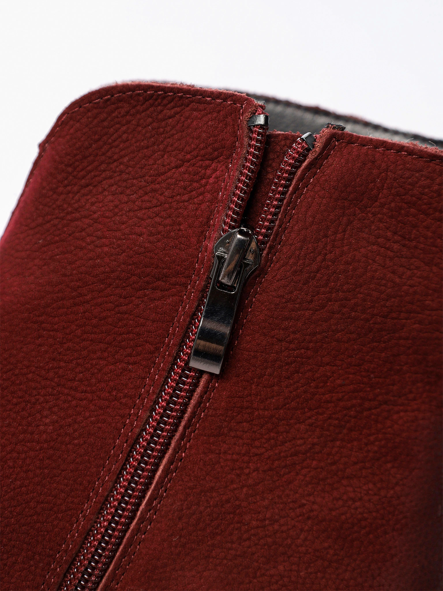 Ботинки бордового цвета с декоративной молнией сзади на низком каблуке